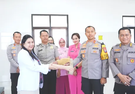 Pemberian bantuan tangan palsu kepada anggota Polri Polres Kediri Kota